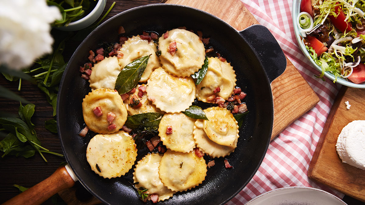 Italské pirožky se slaninovými škvarky a salátem