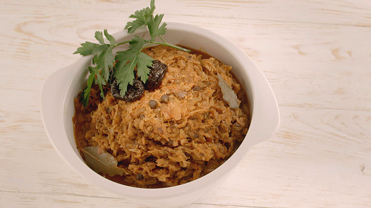 Veganský bigos se švestkamii