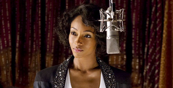 Yaya DaCosta v úlohe Whitney Houston
