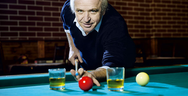 Ladislav Vízek hrá biliard