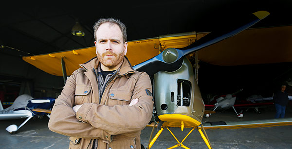 Josh Gates pred hangárom