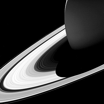 Saturn vo vnútri prstencov