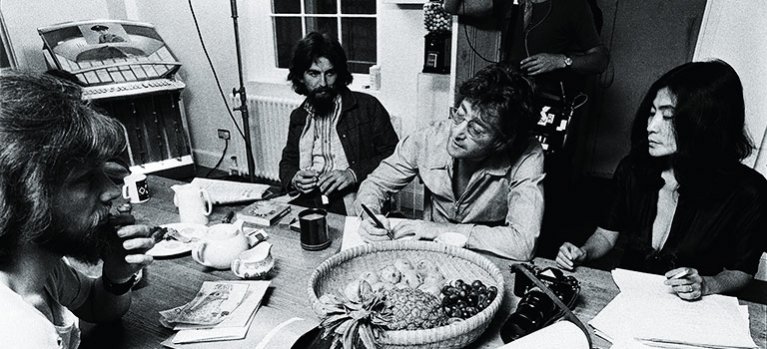 John a Yoko: Nad nami len nebo